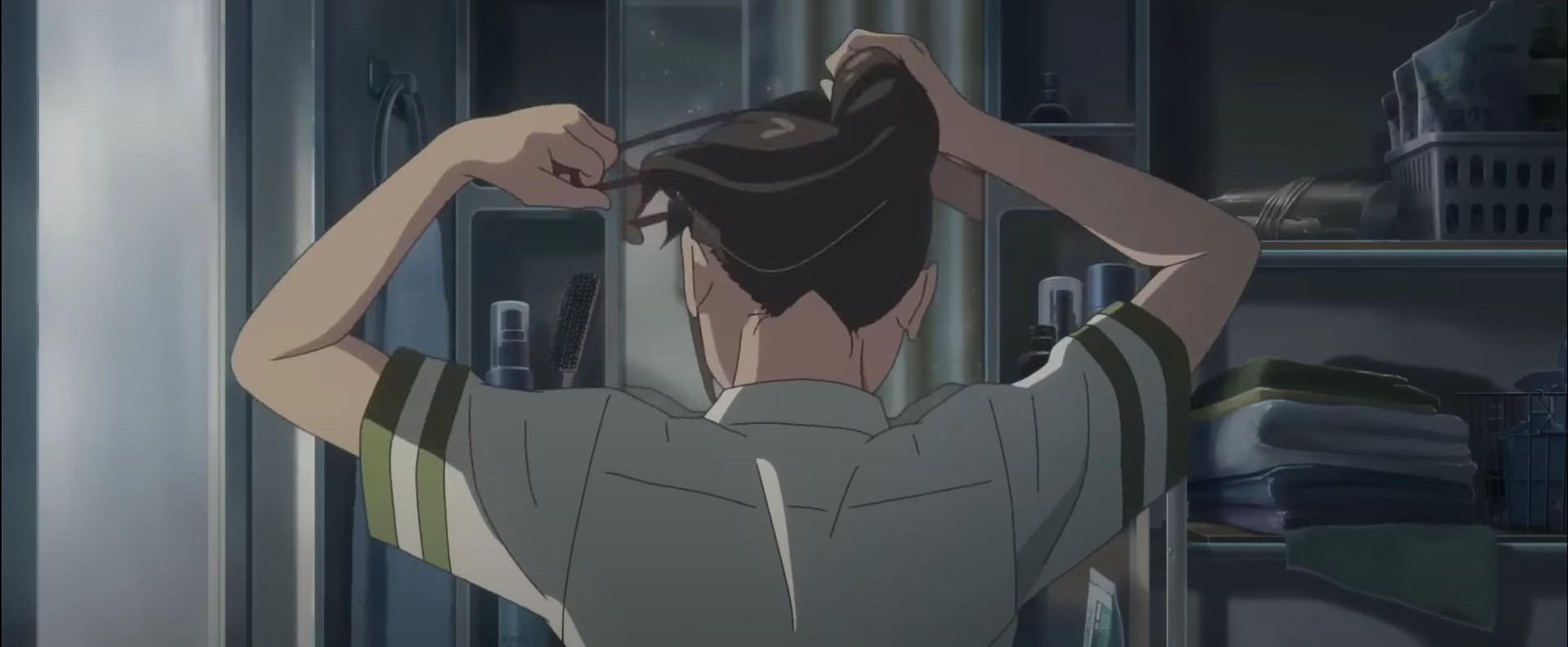 Suzume tying her hair in Shinkai film Suzume